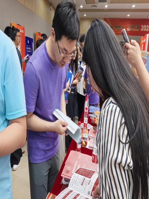 市开展研究生招生现场咨询活动